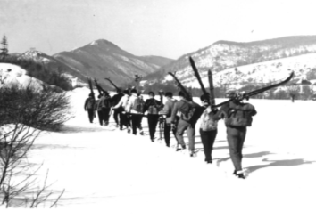 Skijaši Jankovca 1933. godine na putu prema Matanovcima