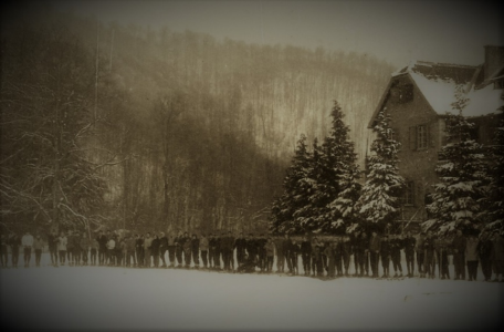 Postrojavanje polaznika skijaške škole na Jankovcu prije početka obuke (1958. g.)